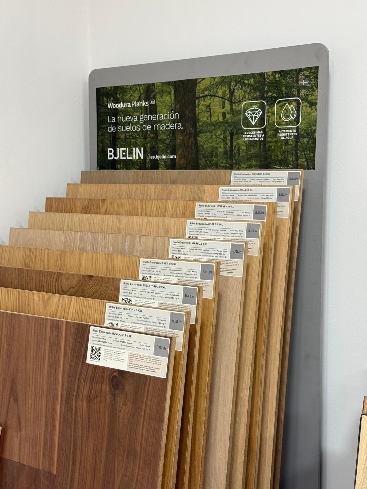 Muestras de parquet de roble endurecido BJELIN Woodura en el showroom de Madera Style en Barcelona