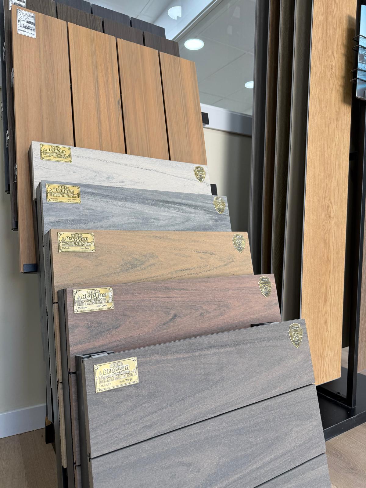Muestras de suelo Bruggan con acabado efecto piedra en el showroom de Madera Style