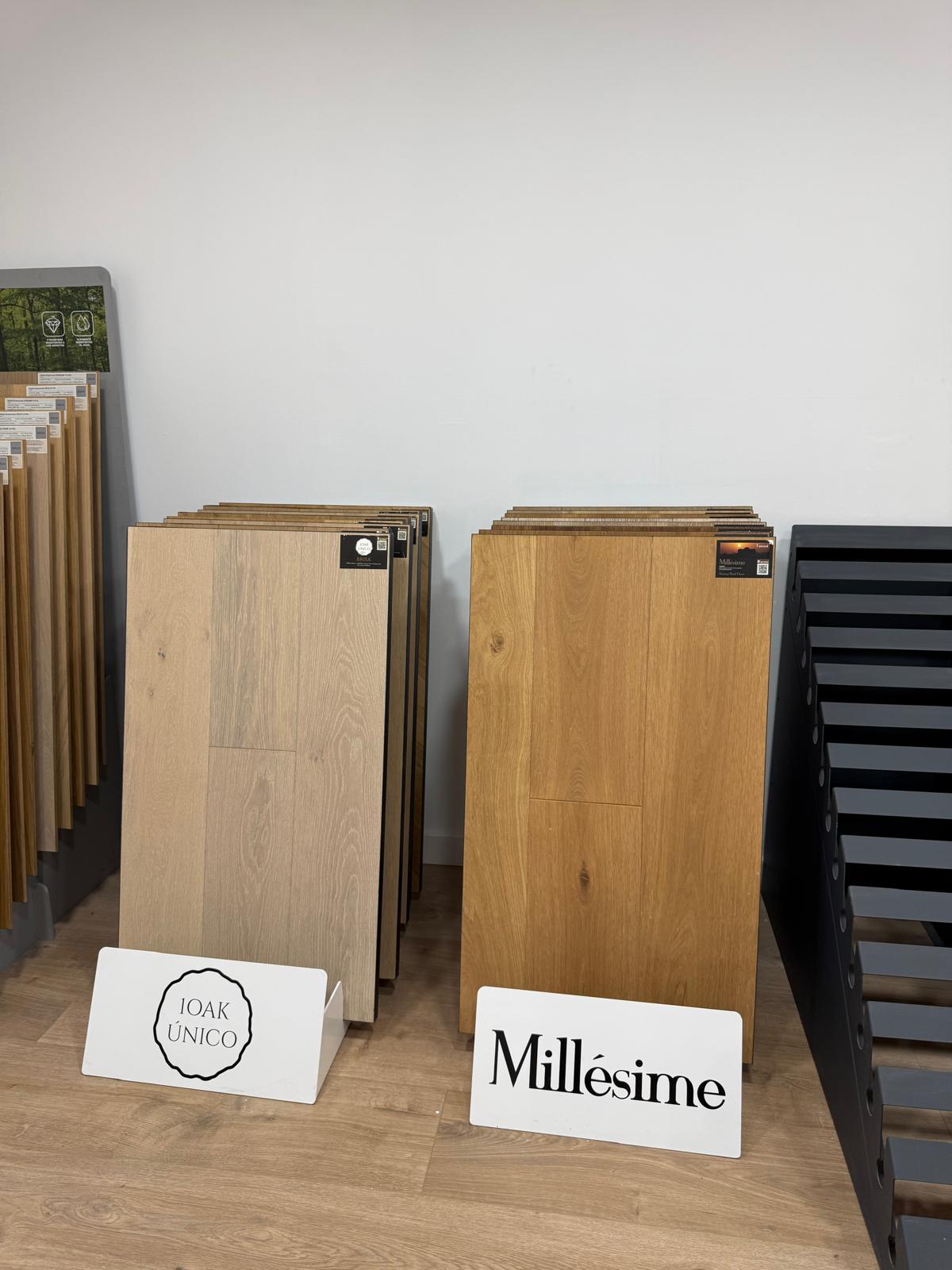 Muestras de parquet de roble natural 1OAK Único y Millésime en el showroom de parquet de Barcelona
