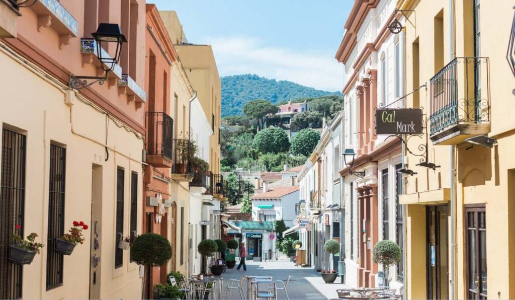 Puertas y parquets en Cabrils Descubrir Cabrils, exclusividad mediterránea a pocos minutos de Barcelona Un enclave privilegiado entre mar y montaña, con tradición gastronómica, calidad de vida y cercanía a Barcelona. Teléfonos de interés Ayuntamiento: 937 53 96 60 Policía Local: 937 53 01 52 CAP Cabrils: 937 50 74 10 Curiosidades sobre Cabrils 1. Sus urbanizaciones residenciales ofrecen chalets de lujo con vistas al Mediterráneo. 2. Cabrils cuenta con un importante patrimonio histórico, con masías y ermitas documentadas desde la Edad Media. 3. Su proximidad al mar lo convierte en un destino muy valorado por familias que buscan tranquilidad y buena comunicación con Barcelona.