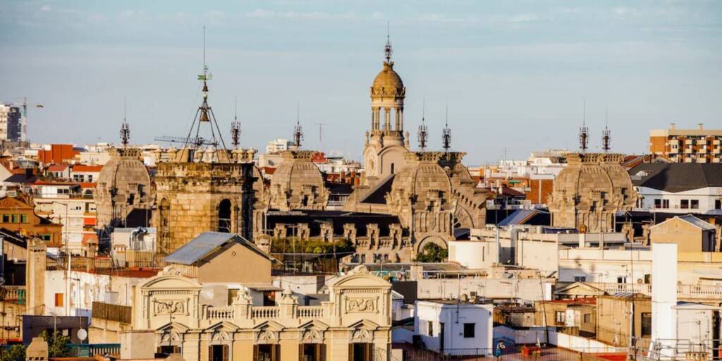 Puertas y parquets en Cabrils
Descubrir Cabrils, exclusividad mediterránea a pocos minutos de Barcelona
Un enclave privilegiado entre mar y montaña, con tradición gastronómica, calidad de vida y cercanía a Barcelona.
Teléfonos de interés
Ayuntamiento: 937 53 96 60
Policía Local: 937 53 01 52
CAP Cabrils: 937 50 74 10
Curiosidades sobre Cabrils
1. Sus urbanizaciones residenciales ofrecen chalets de lujo con vistas al Mediterráneo.
2. Cabrils cuenta con un importante patrimonio histórico, con masías y ermitas documentadas desde la Edad Media.
3. Su proximidad al mar lo convierte en un destino muy valorado por familias que buscan tranquilidad y buena comunicación con Barcelona.
