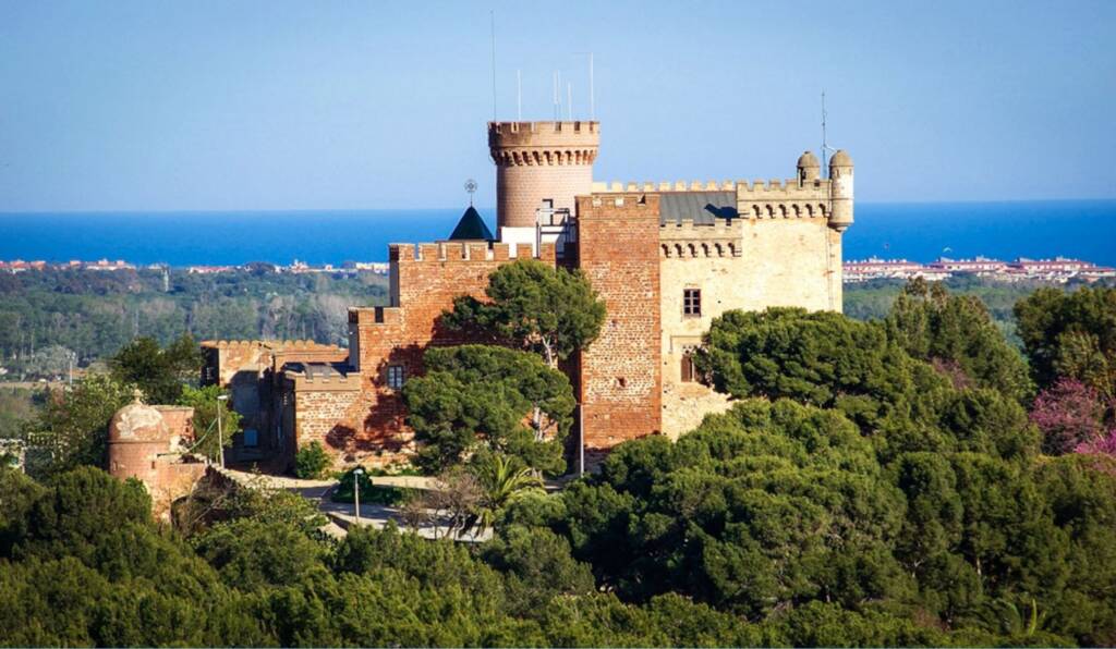 Puertas y parquets en Castelldefels Castelldefels: mar, naturaleza y exclusividad residencial a 20 minutos de Barcelona Castelldefels es un municipio con alto nivel de renta per cápita, reconocido por su playa de más de 5 km y su cercanía estratégica a Barcelona y al aeropuerto.