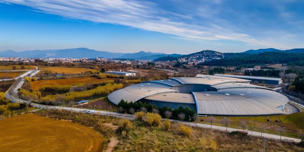 Puertas y parquets en Cerdanyola
Cerdanyola del Vallès: innovación, naturaleza y vida familiar a un paso de Barcelona
Cerdanyola del Vallès es un municipio con alto nivel de renta per cápita, rodeado de zonas verdes y con una ubicación estratégica dentro del área metropolitana de Barcelona.