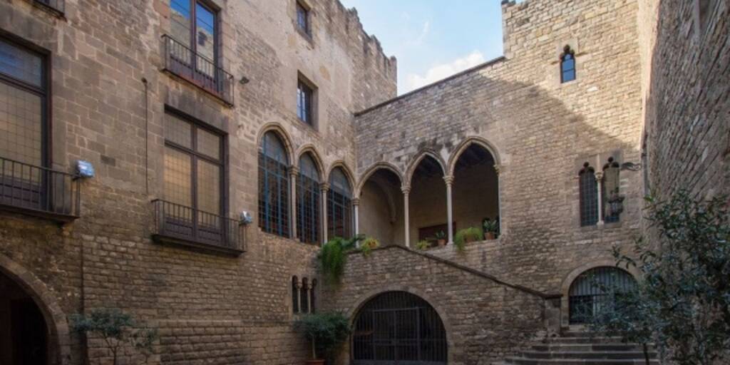 Puertas y parquets en Molins de Rei
Molins de Rei: tradición, modernidad y calidad de vida en el Baix Llobregat
Molins de Rei combina un alto nivel de servicios, conexión directa con Barcelona y un entorno privilegiado a orillas del río Llobregat.