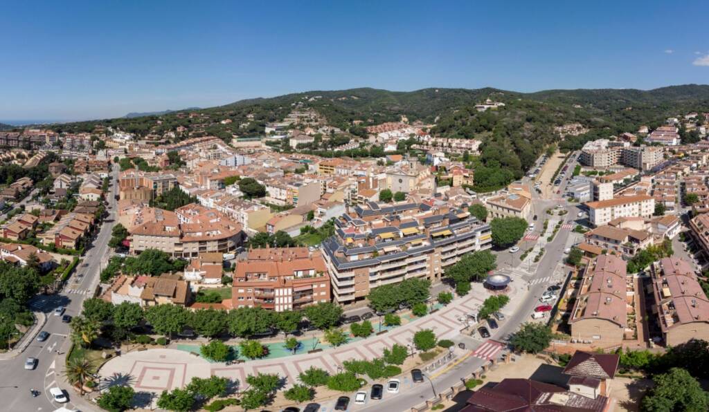 Puertas y parquets en Sant Andreu de Llavaneres Sant Andreu de Llavaneres: elegancia mediterránea y exclusividad residencial en el Maresme Sant Andreu de Llavaneres es un municipio con alta renta per cápita, reconocido por su entorno natural, su puerto deportivo y su cercanía a Barcelona.