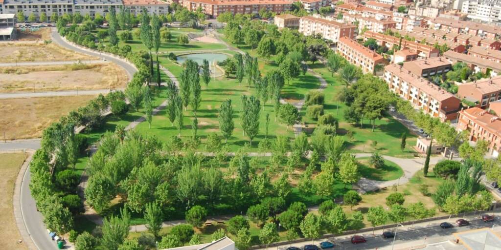 Puertas y parquets en Sant Quirze del Vallès
Sant Quirze del Vallès: modernidad, naturaleza y calidad de vida en el Vallès Occidental
Sant Quirze del Vallès es un municipio con alta renta per cápita, bien conectado con Barcelona y rodeado de espacios naturales como el Parc de Sant Llorenç del Munt i l’Obac.
Teléfonos de interés
Ayuntamiento: 937 21 68 00
Policía Local: 937 21 68 68
CAP Sant Quirze del Vallès: 937 21 41 80
Curiosidades sobre Sant Quirze del Vallès
El municipio ha experimentado un gran crecimiento en las últimas décadas, convirtiéndose en un punto residencial clave en el Vallès.
