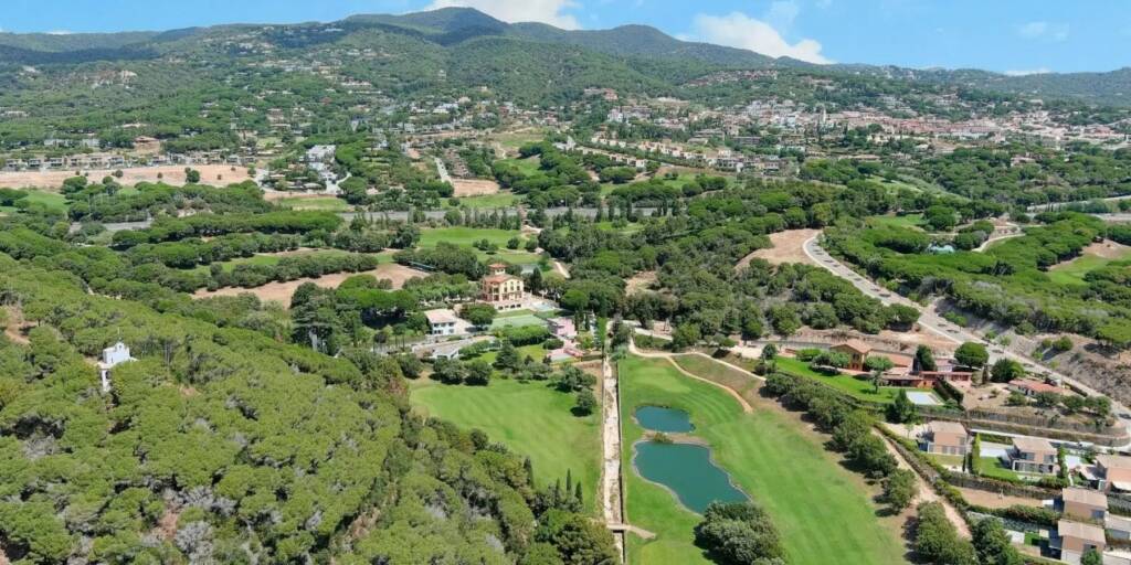 Puertas y parquets en Sant Vicenç del Montalt
Sant Vicenç de Montalt: exclusividad mediterránea entre mar y montaña
Sant Vicenç de Montalt es uno de los municipios con mayor renta per cápita de Cataluña, rodeado de naturaleza y con vistas privilegiadas al Mediterráneo.