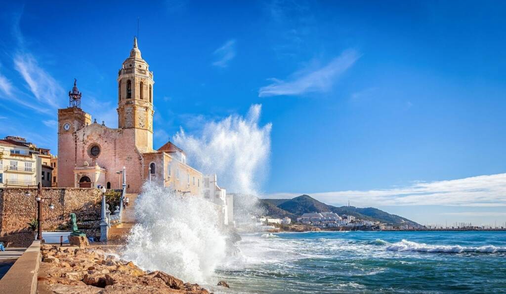 Puertas y parquets en Sitges Sitges: exclusividad mediterránea y cultura a orillas del mar Sitges es un municipio con alto nivel de renta per cápita, reconocido internacionalmente por su estilo de vida cosmopolita y su cercanía a Barcelona.