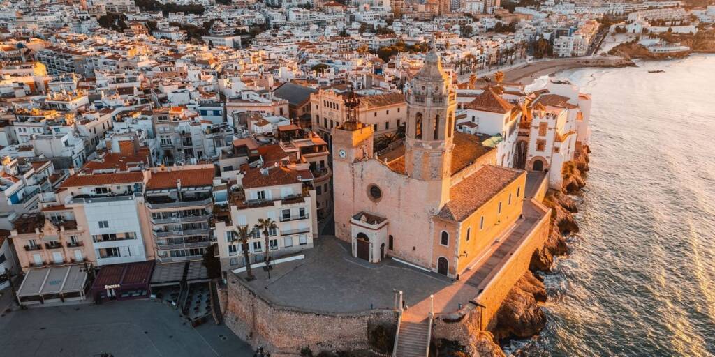 Puertas y parquets en Sitges
Sitges: exclusividad mediterránea y cultura a orillas del mar
Sitges es un municipio con alto nivel de renta per cápita, reconocido internacionalmente por su estilo de vida cosmopolita y su cercanía a Barcelona.
