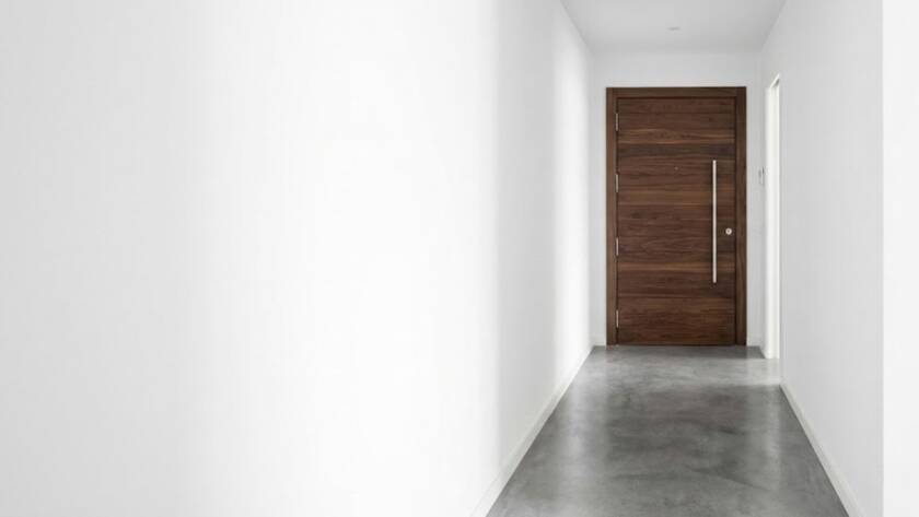 Vivimos en una de las áreas metropolitanas más vibrantes de Europa, pero vivir en Barcelona o en municipios densos del Baix Llobregat como L'Hospitalet tiene una contrapartida: la seguridad. A menudo pensamos que los robos son cosas de películas, con butrones y equipos sofisticados. La realidad policial es mucho más cruda y rápida. El método más utilizado hoy en día es el "bumping": una técnica silenciosa que, con una llave manipulada y un pequeño golpe seco, hace saltar los pistones de una cerradura convencional en menos de 30 segundos. Si tu puerta tiene más de 10 años y una llave de dientes de sierra clásica, para un intruso experimentado, es como si estuviera abierta. No se trata de vivir con miedo, sino de ser conscientes de que la puerta de entrada es la única barrera real entre la calle y tu intimidad.