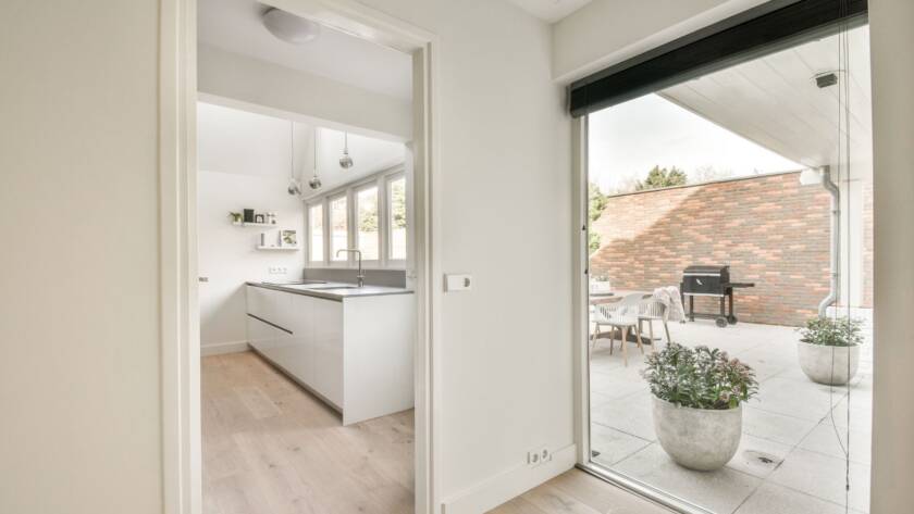 Optimizar el espacio es una prioridad para quienes disfrutan del estilo de vida mediterráneo en el Garraf. Ya sea en un apartamento con vistas al mar o en una casa rehabilitada en el centro histórico de Sitges, cada centímetro cuenta.