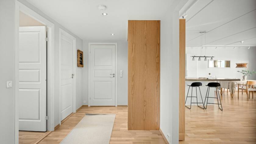 En Madera Style te ayudamos a renovar puertas y parquet en El Prat de Llobregat y Barcelona, coordinando materiales, instalación y remates para que todo encaje desde el principio.