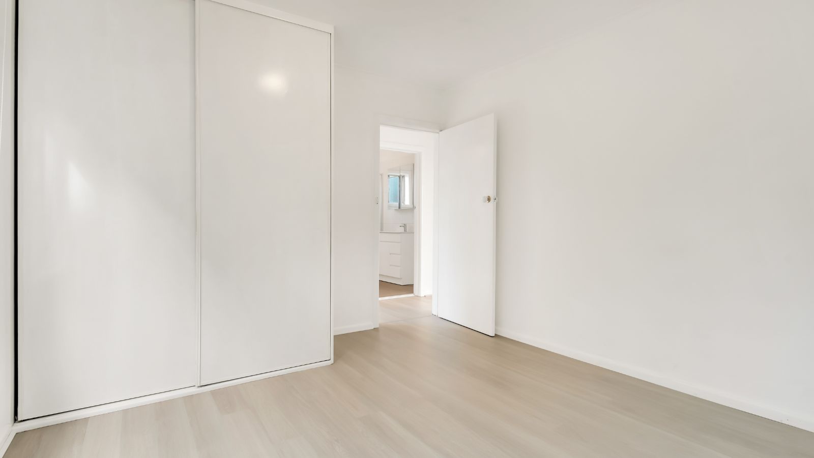 Instalación de puertas de madera blanca en Sant Feliu