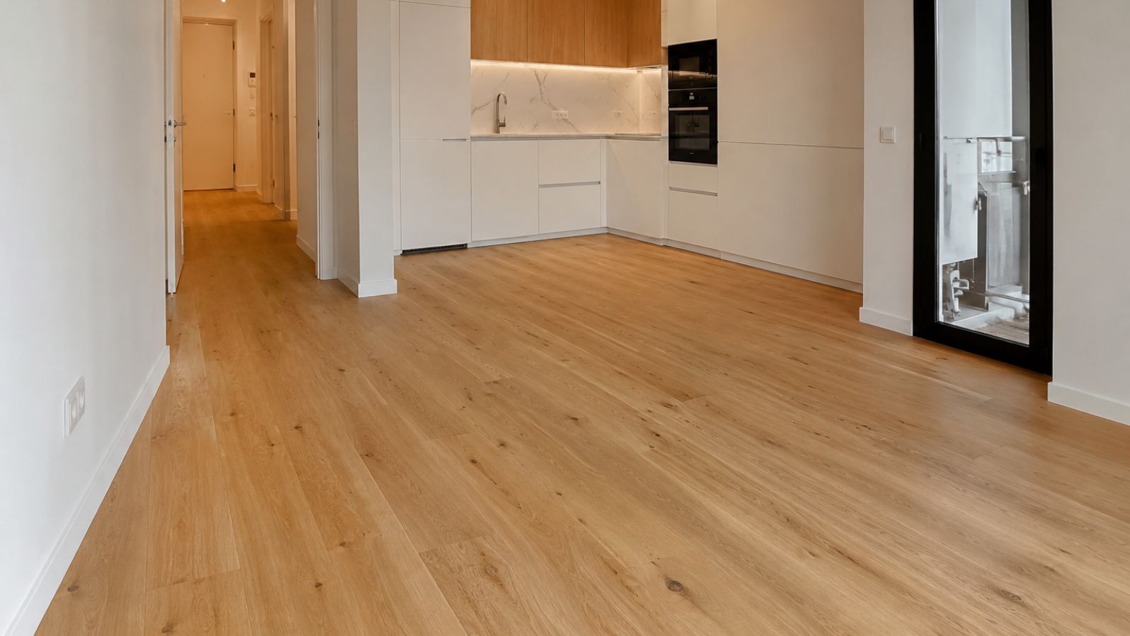 Instalación de suelo de madera en un piso completo en Molins de Rei