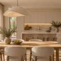 Cómo combinar un parquet cálido con una cocina blanca