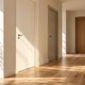 Tu parquet no tiene que combinar con las puertas… tiene que combinar con la luz